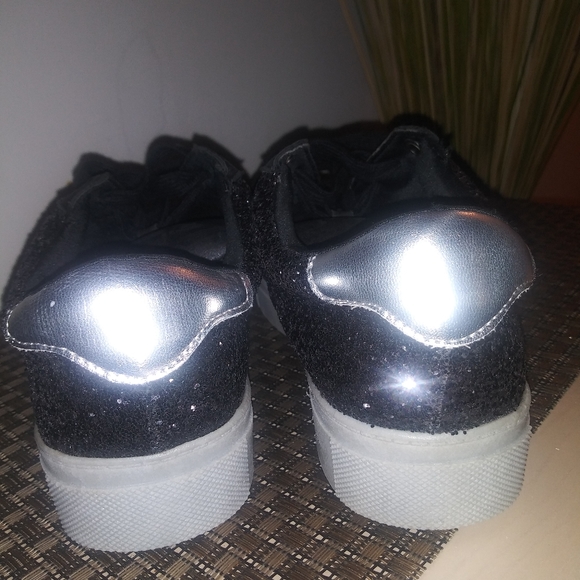 Size 10 Black Tennis Shoes - Picture 3 of 4